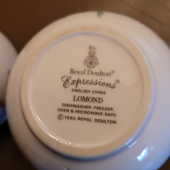 Royal Doulton Floral Creamer and Sugar Bowl Set - Picture 5 of 5